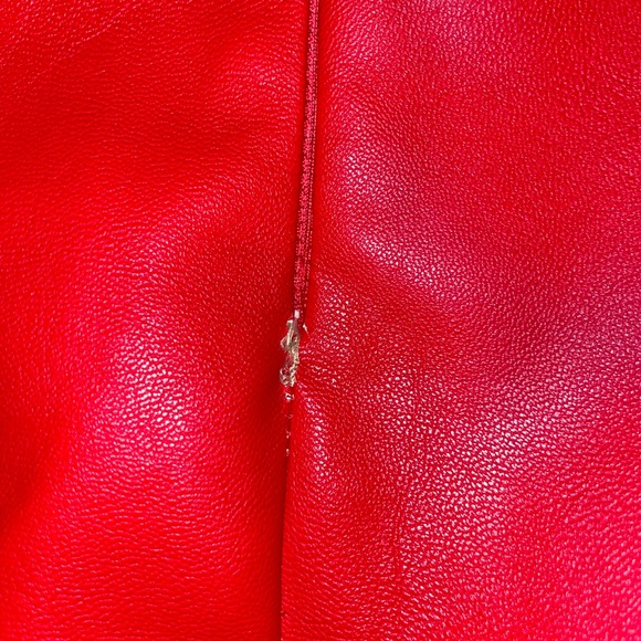 Superdown bright red high slit faux leather skirt size small - Picture 3 of 4
